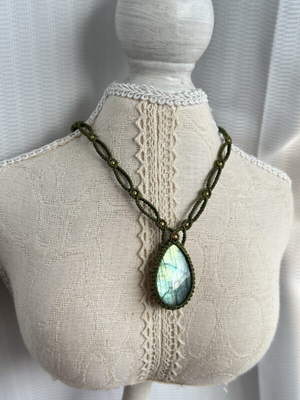 Green flash Labradorite Necklace - Image 2