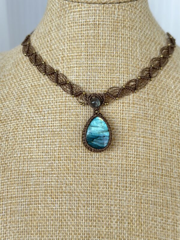Blue-Green Flash Labradorite Necklace - Image 3